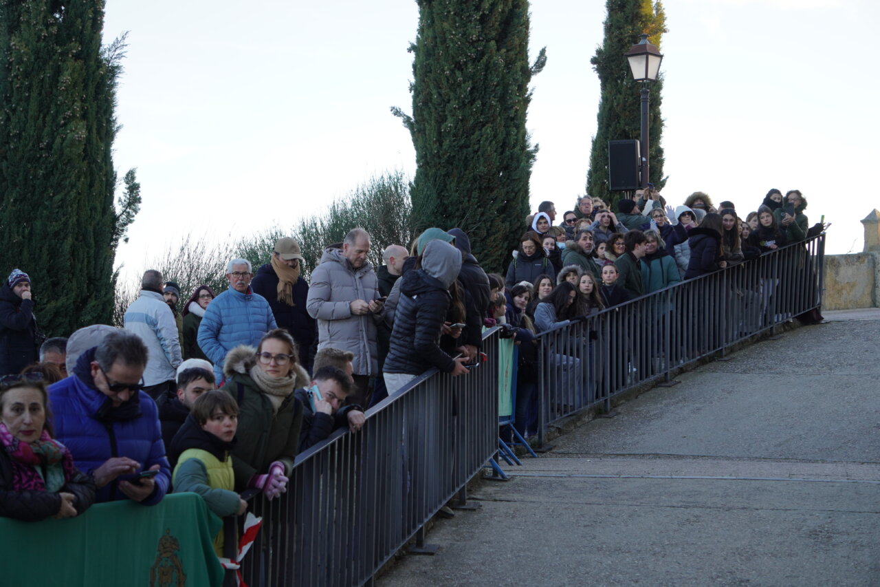 Multitud de personas observando la procesión del Rosario del Dolor en Palencia