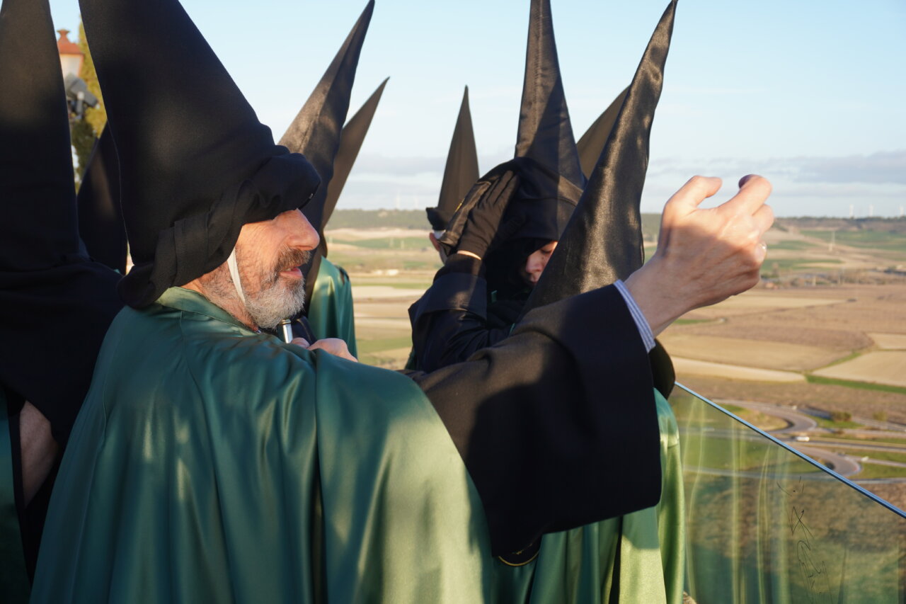 Participantes en la procesión del Rosario del Dolor con capirotes y capas verdes