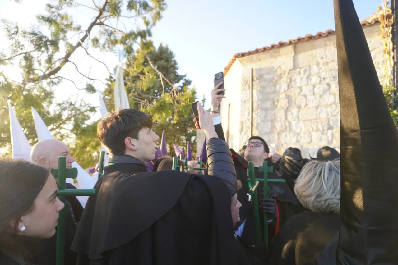 Participantes de la procesión del Rosario del Dolor en Palencia