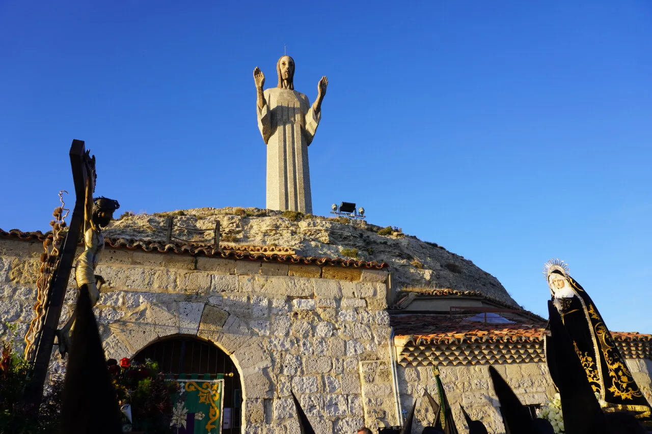 Imagen de la procesión del Rosario del Dolor en Palencia con el Cristo del Otero