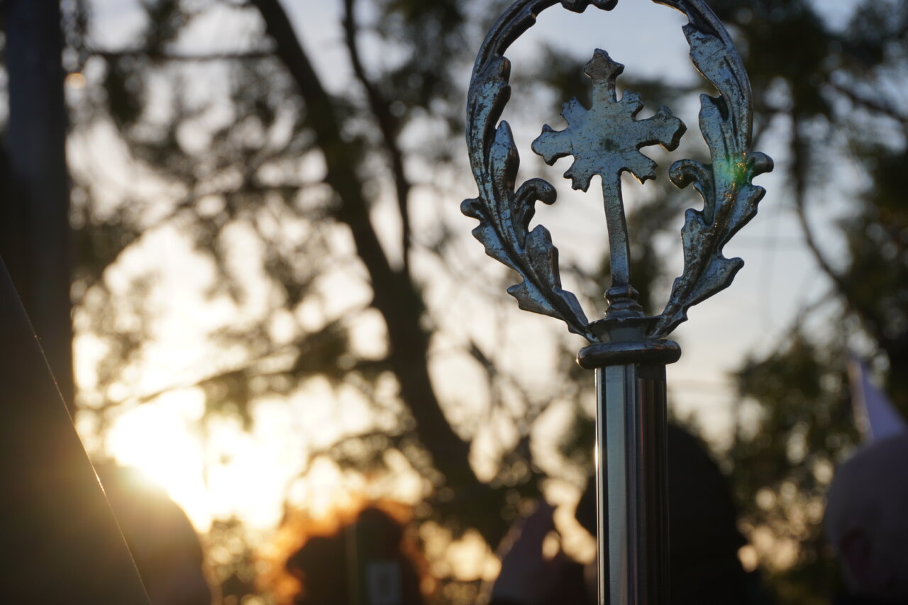 Detalle del estandarte en la procesión del Rosario del Dolor en Palencia