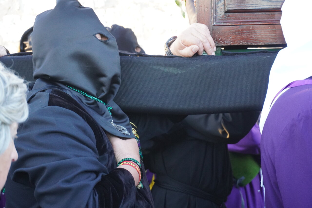 Participantes en la procesión del Rosario del Dolor en Palencia