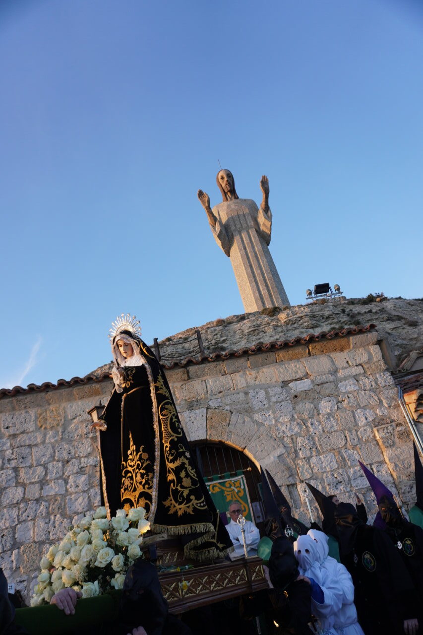 Virgen del Dolor en procesión con Cristo del Otero al fondo