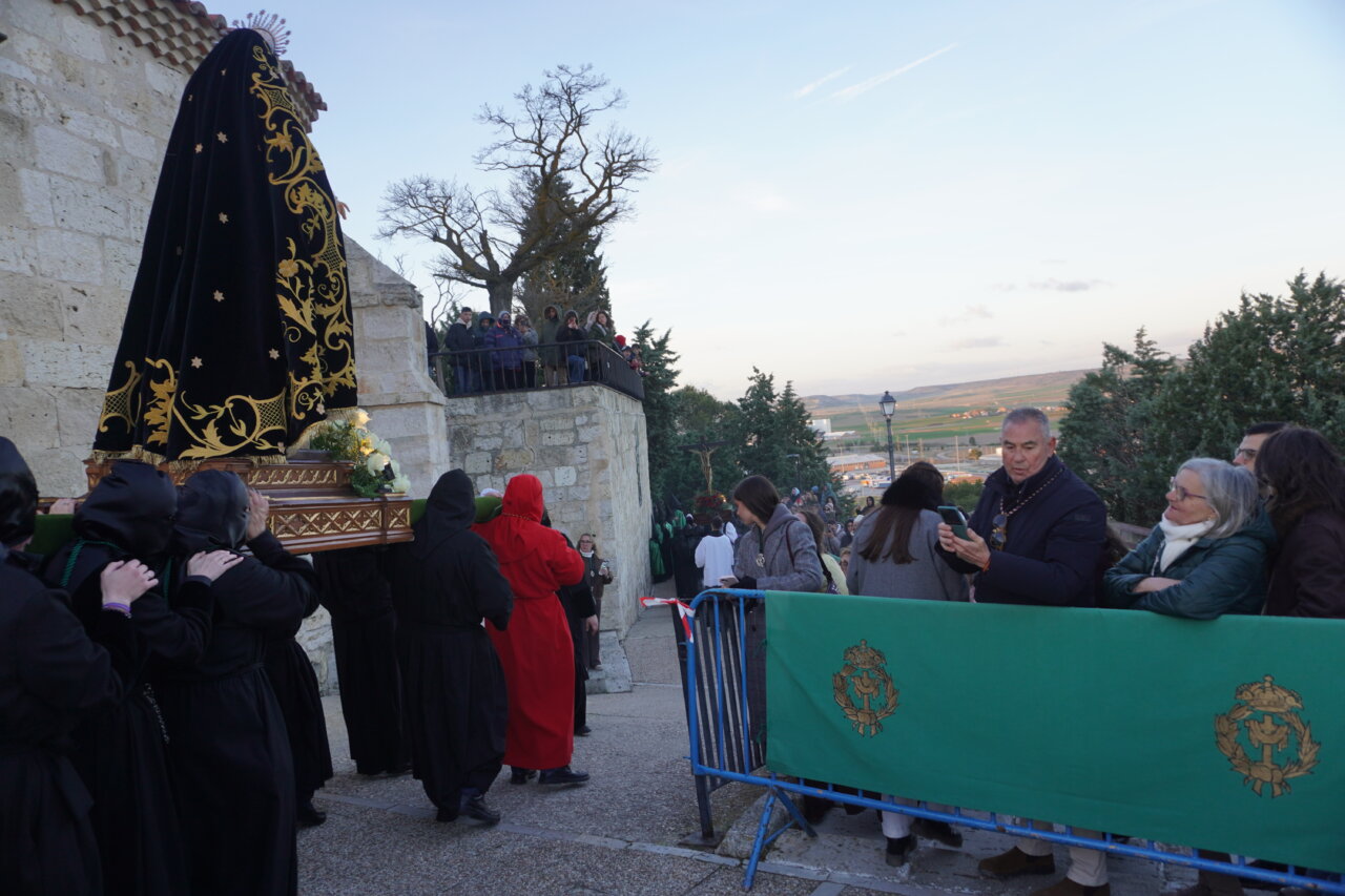Procesión del Rosario del Dolor en Palencia con cofrades y espectadores