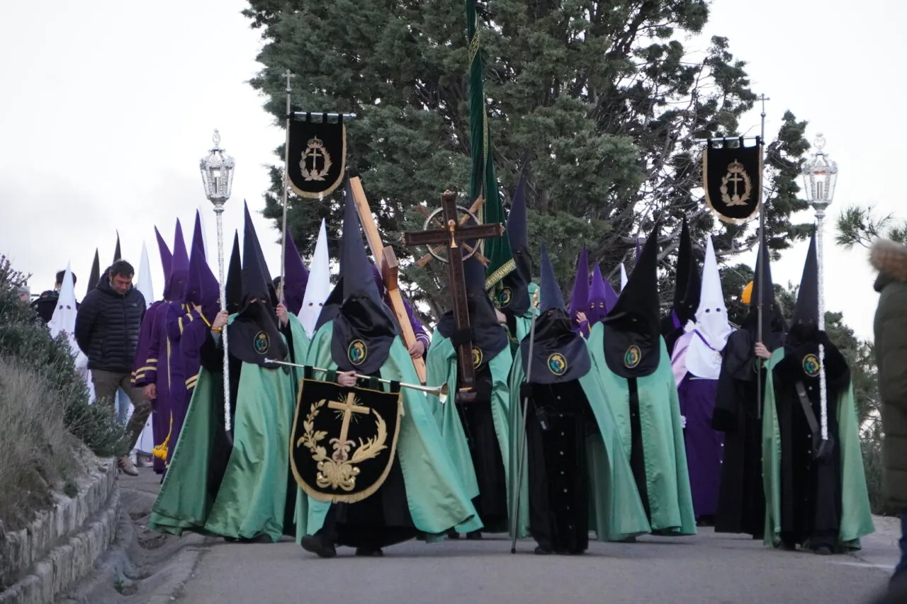 Cofrades en la procesión del Rosario del Dolor en Palencia