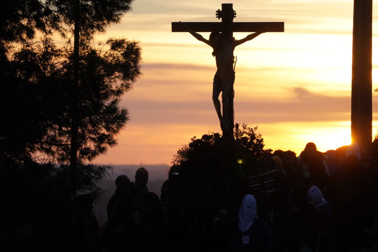 Procesión del Rosario del Dolor al atardecer en Palencia