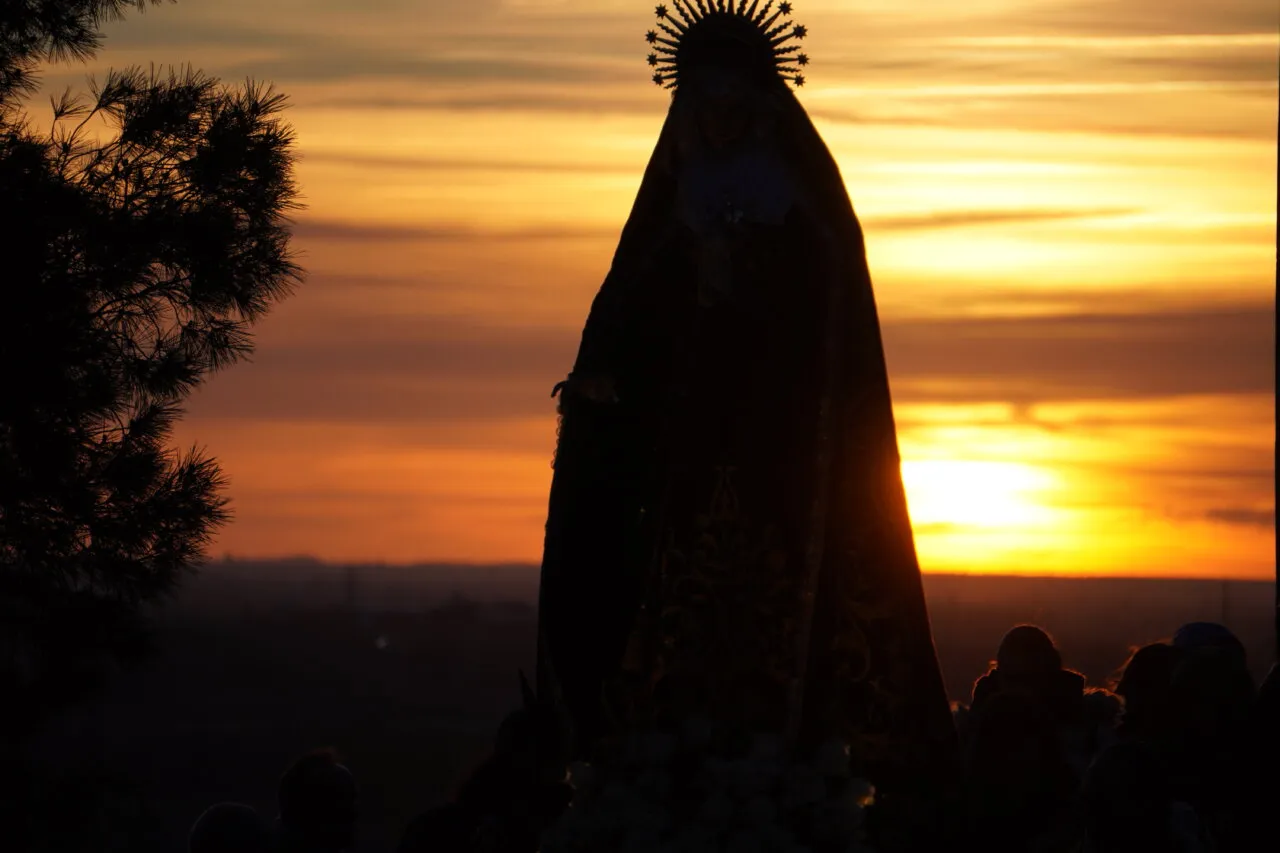 Silhouette de la Virgen del Dolor al atardecer durante la procesión