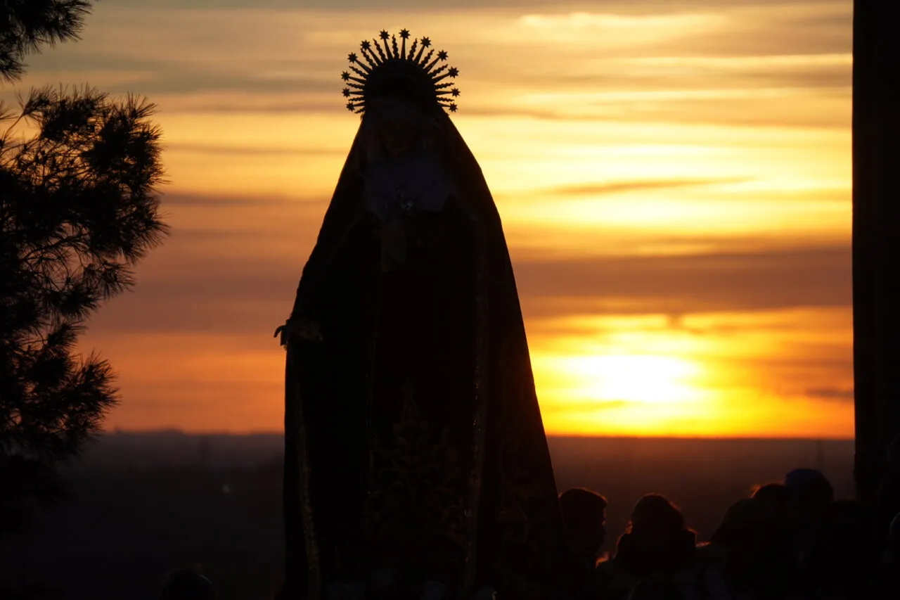 Imagen de la Virgen del Dolor durante la procesión al atardecer en Palencia