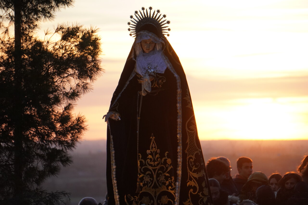 Virgen del Rosario del Dolor durante la procesión al atardecer en Palencia