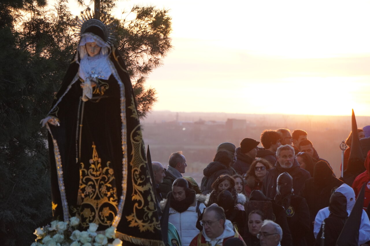 Procesión del Rosario del Dolor en Palencia al atardecer