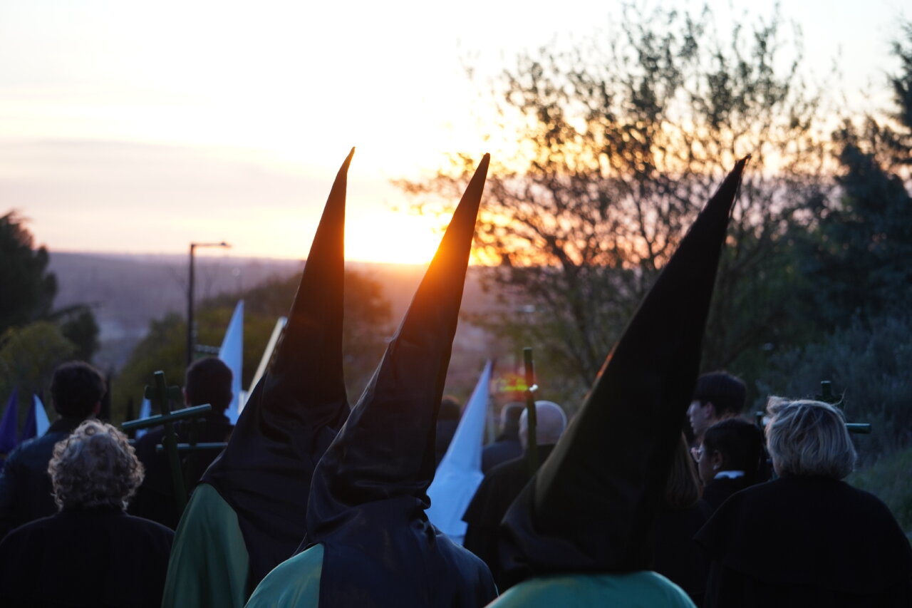 Participantes en la procesión del Rosario del Dolor al atardecer
