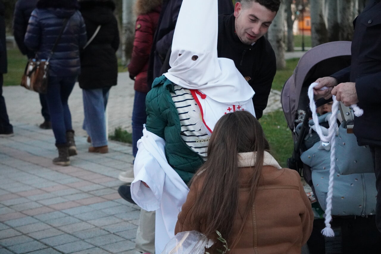 Niño con capirote en la procesión del Rosario del Dolor en Palencia