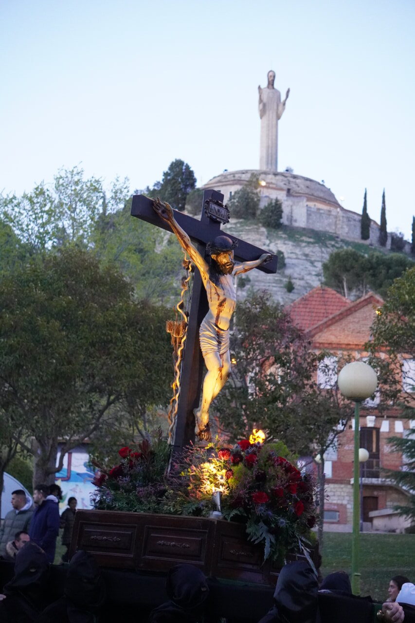 Imagen de la procesión del Rosario del Dolor en Palencia con el Cristo del Otero al fondo.