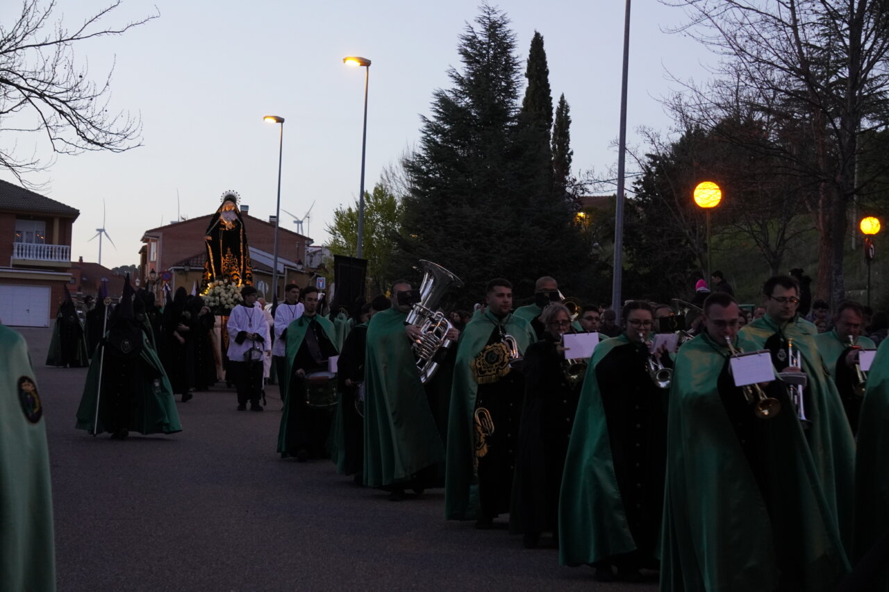 Procesión del Rosario del Dolor en Palencia con cofrades y músicos