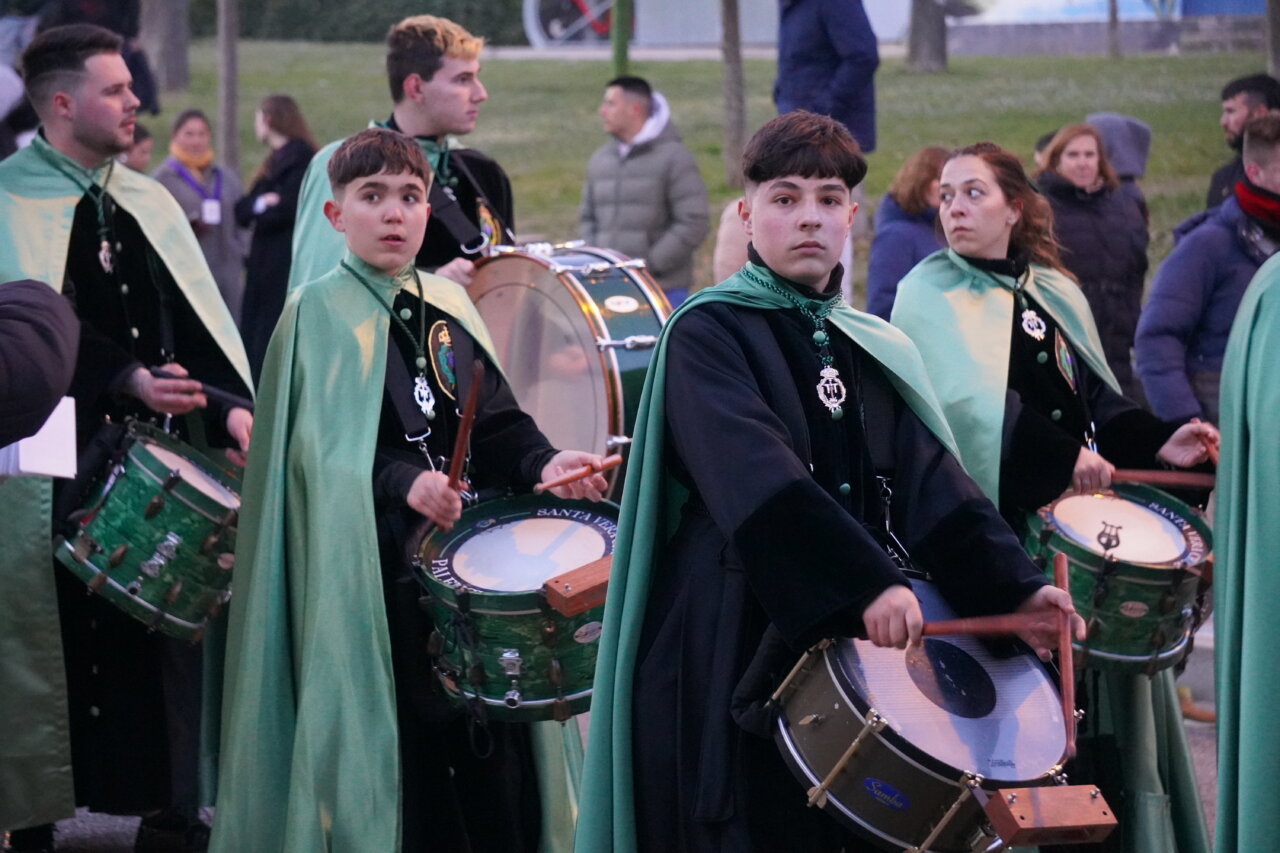 Músicos con capes verdes en la procesión del Rosario del Dolor en Palencia