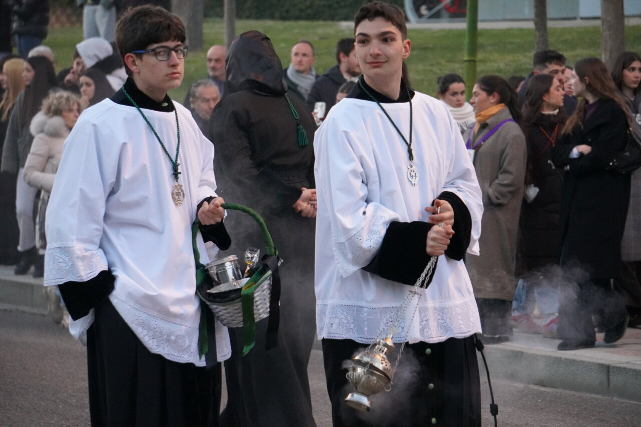 Dos jóvenes cofrades en la procesión del Rosario del Dolor en Palencia