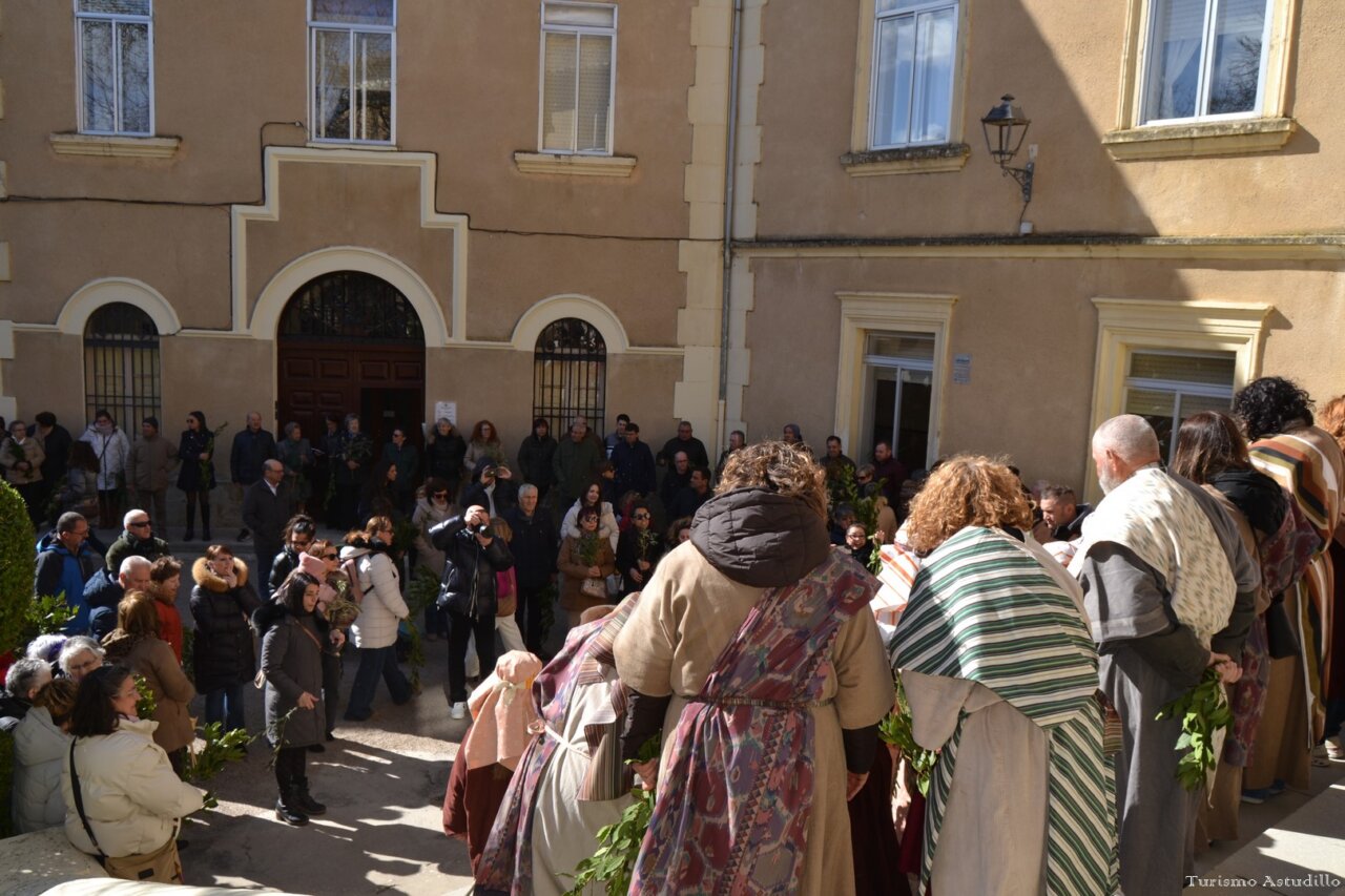 Personas en la procesión del Domingo de Ramos en Astudillo