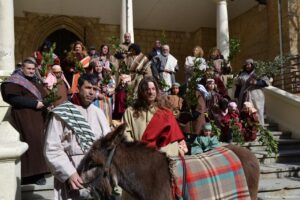 Participantes en la Procesión de los Ramos en Astudillo con ramos en mano