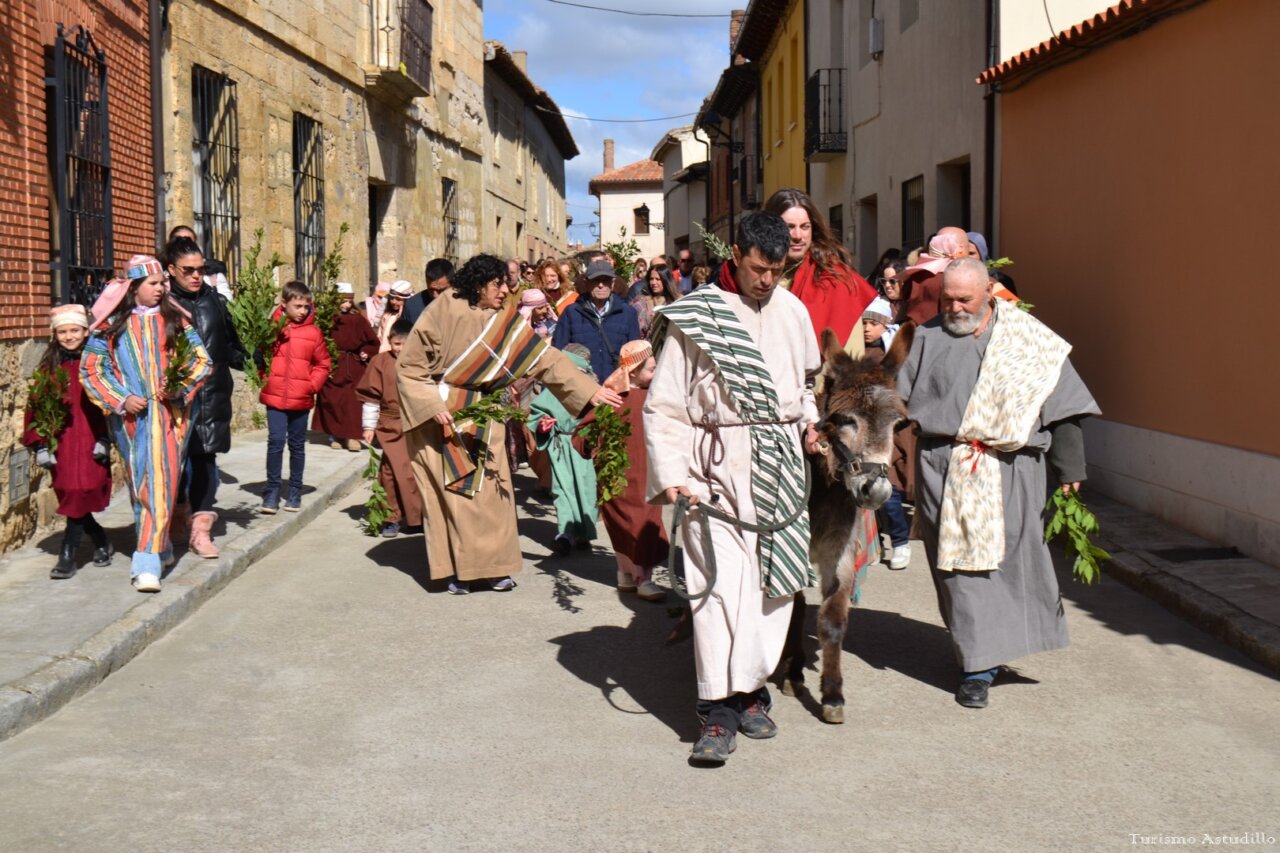 Procesión del Domingo de Ramos en Astudillo con participantes y un burro