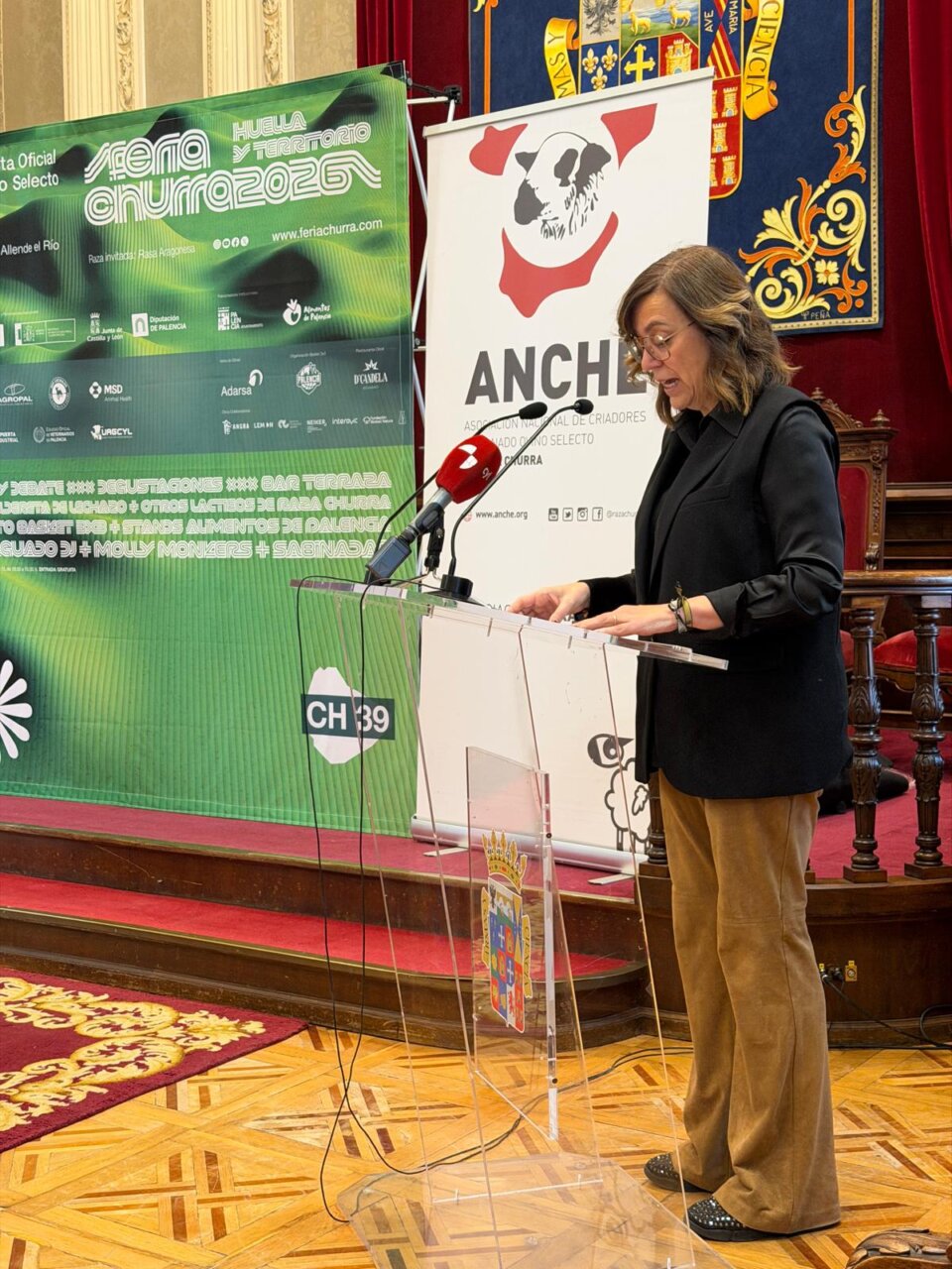 Presentación de la Feria Churra 2026 con un panel informativo