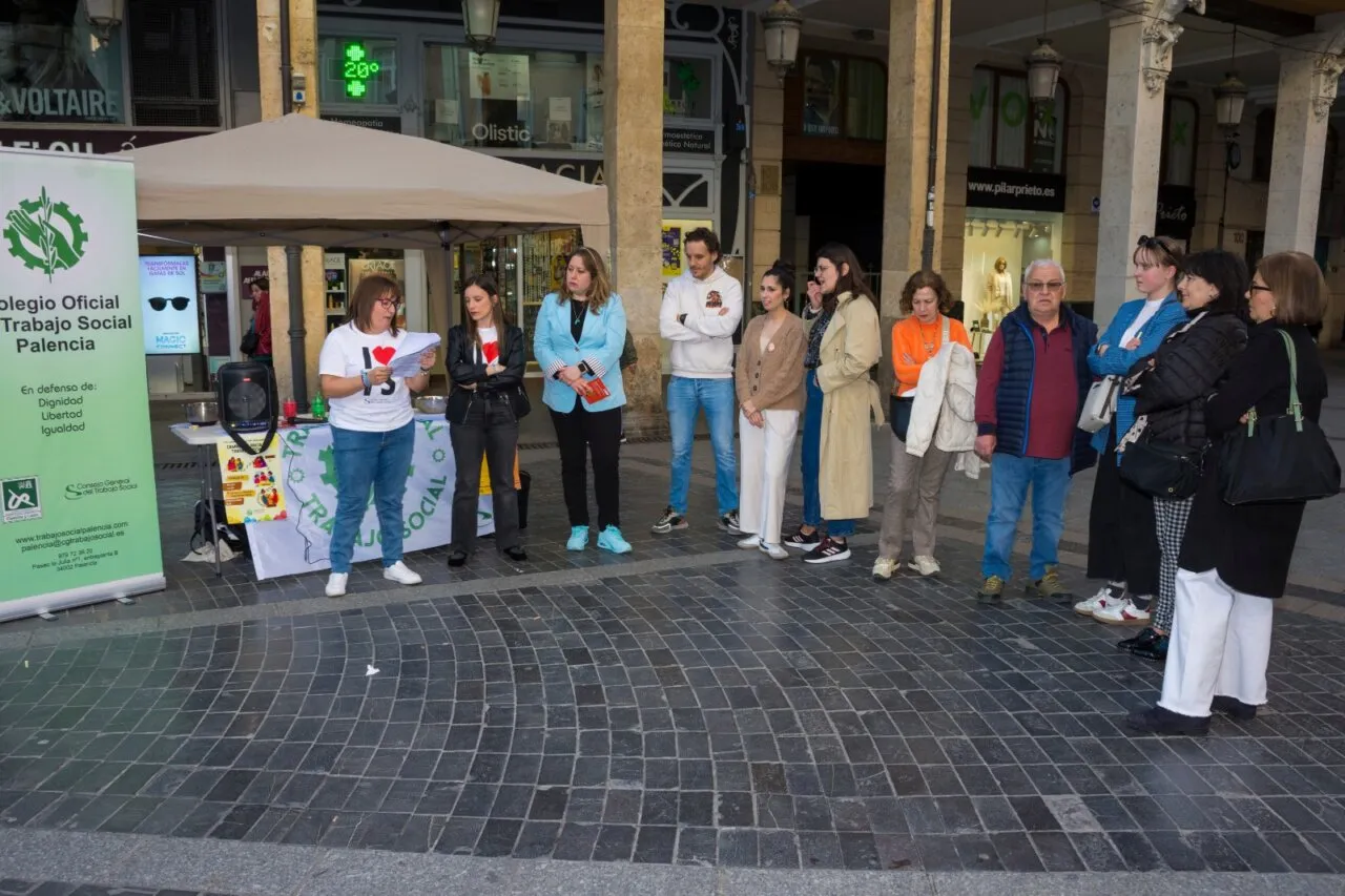 Evento del Colegio Oficial de Trabajo Social en Palencia con ciudadanos participando.