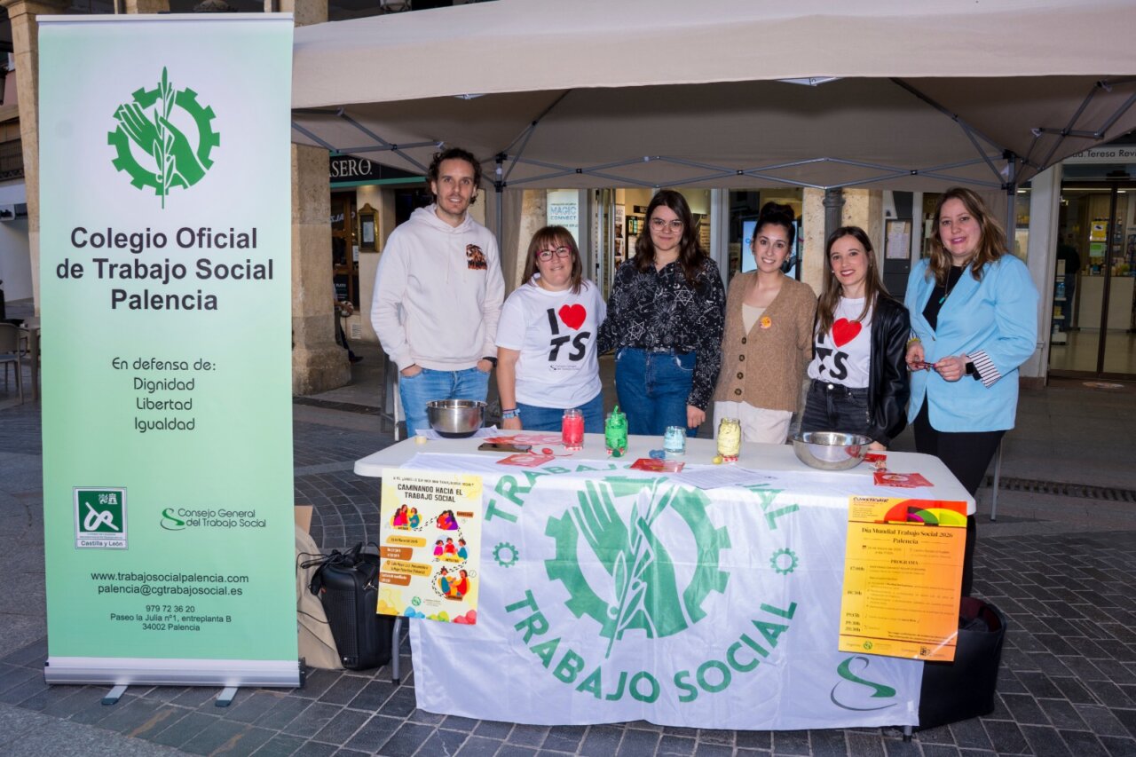Grupo de personas en evento sobre trabajo social en Palencia