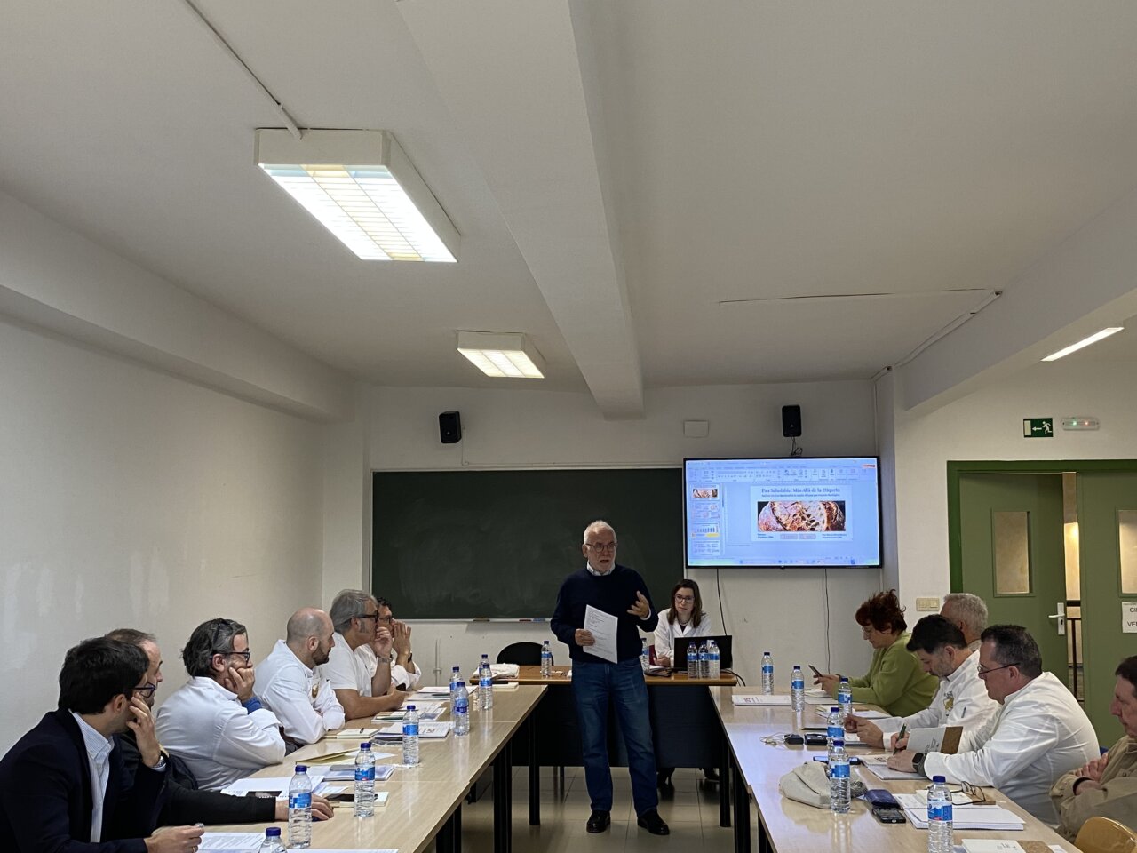 Presentación del proyecto IQPS en CETECE con asistentes en la mesa.