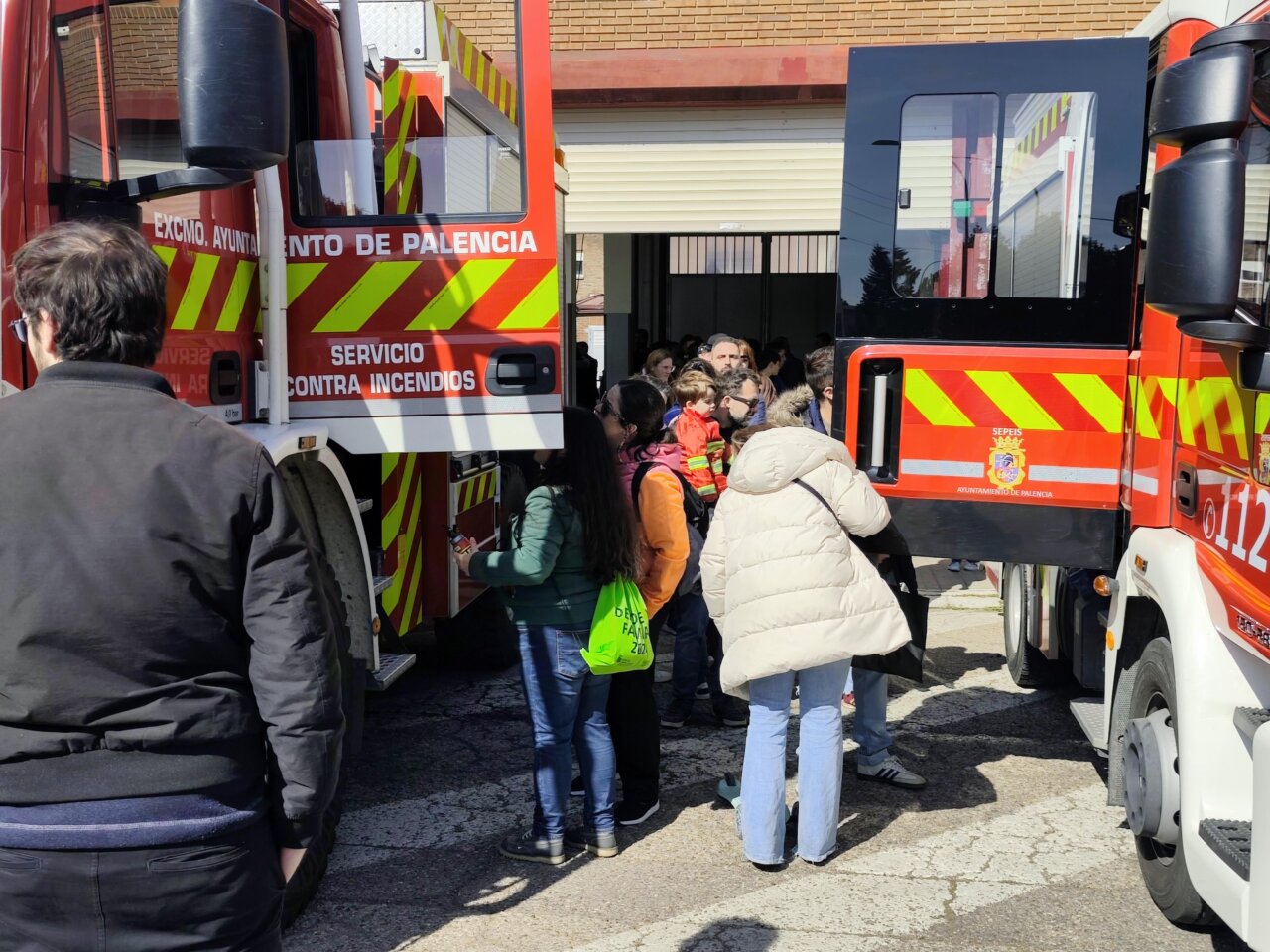 Niños y adultos en jornada de puertas abiertas del Parque de Bomberos de Palencia