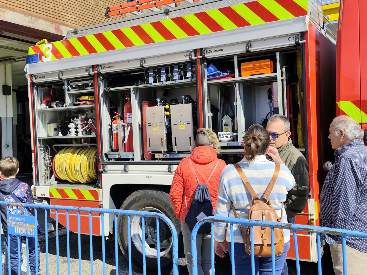 Visita al parque de bomberos de Palencia durante jornada de puertas abiertas