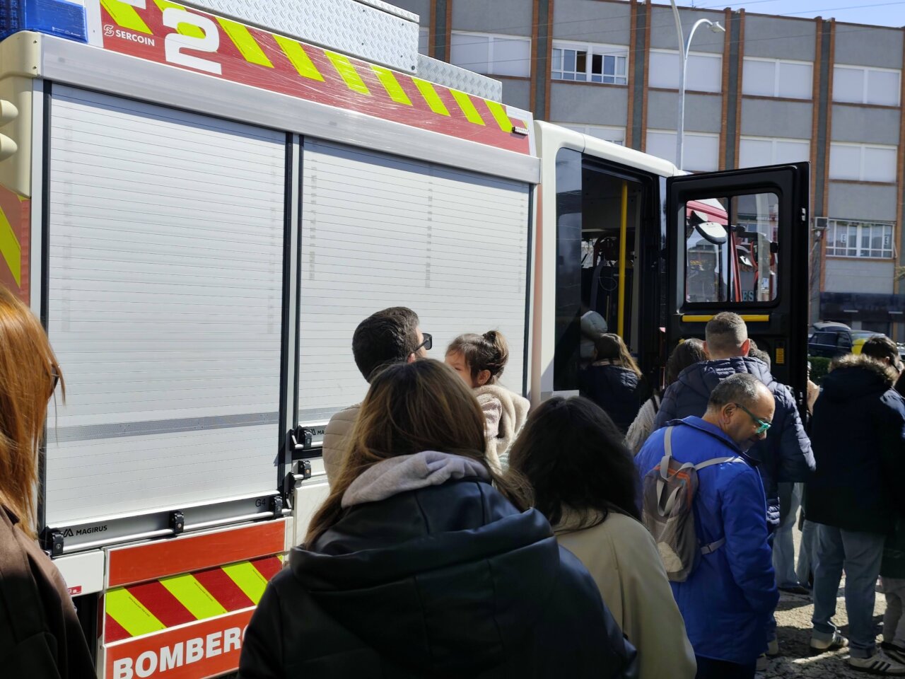 Personas en la jornada de puertas abiertas del Parque de Bomberos de Palencia