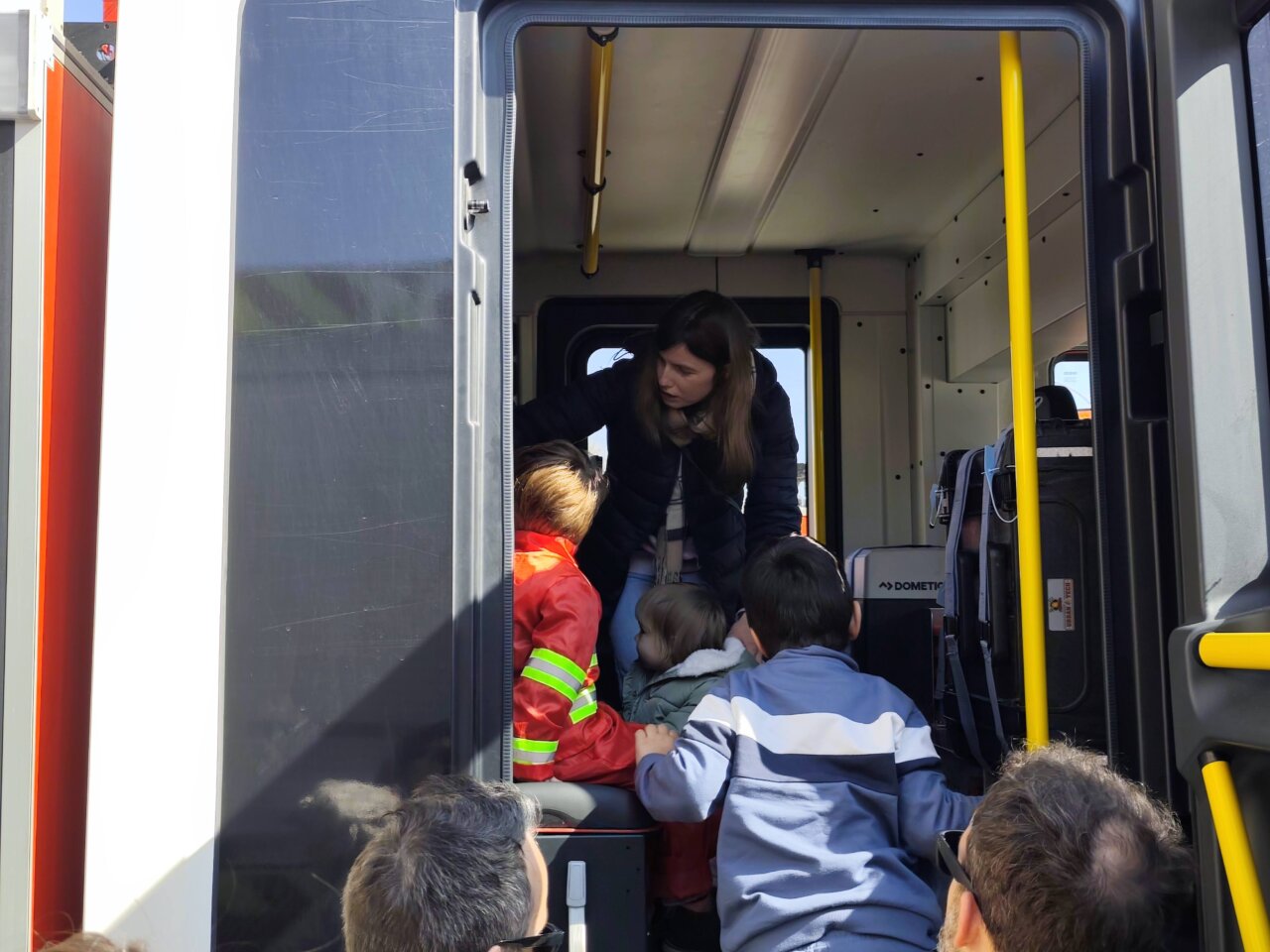 Niños explorando un vehículo de bomberos en Palencia