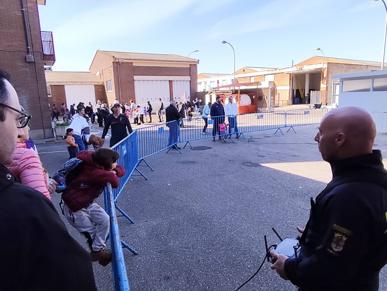 Niños y adultos observan una demostración en el Parque de Bomberos de Palencia