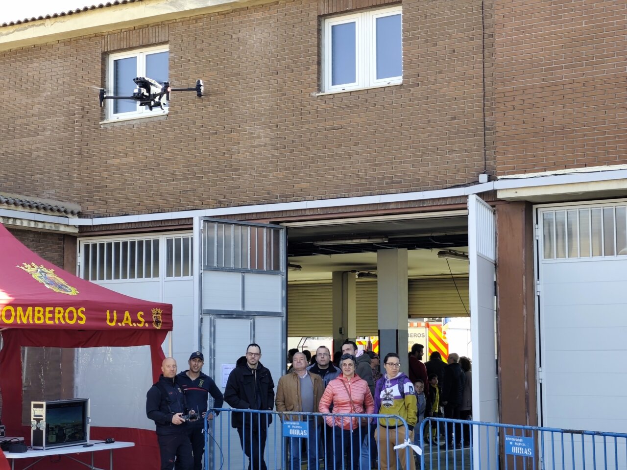 Demostración de un dron en la jornada de puertas abiertas del Parque de Bomberos de Palencia