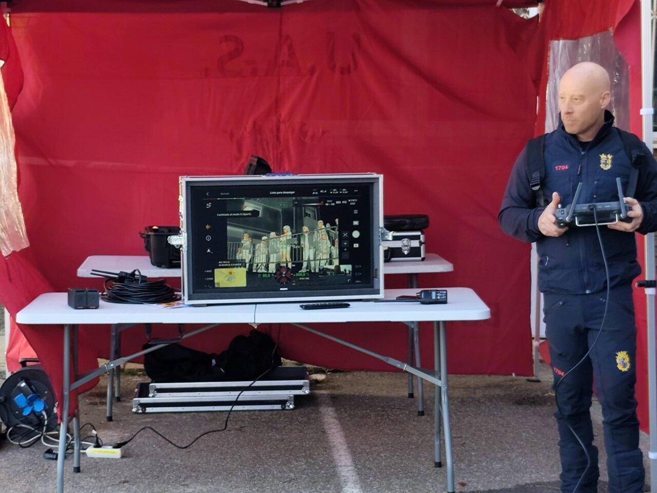 Bombero operando un dron en jornada de puertas abiertas