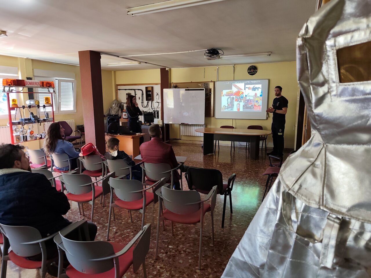Charla educativa en el Parque de Bomberos de Palencia con asistentes