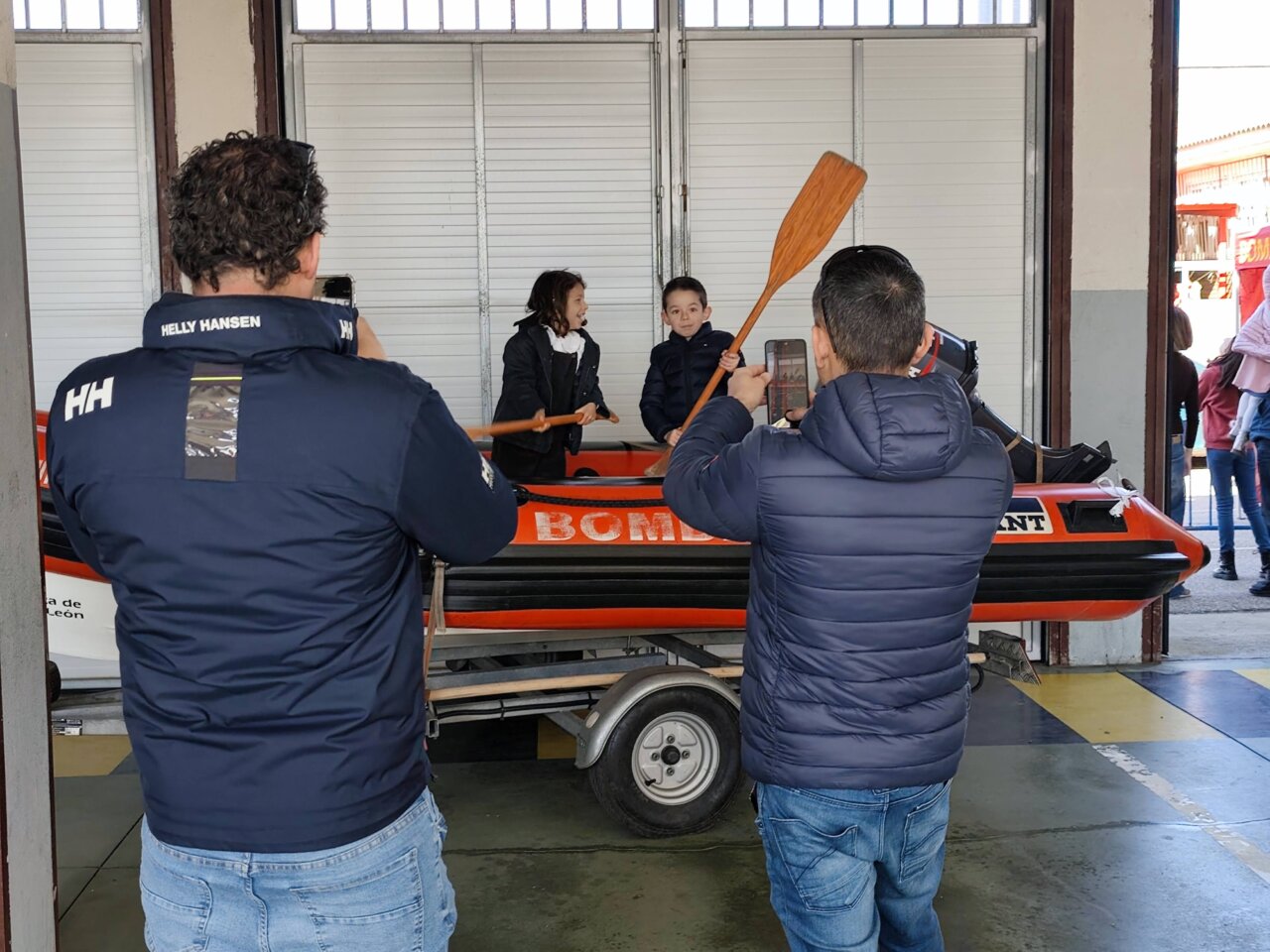 Niños y adultos participan en la jornada de puertas abiertas del Parque de Bomberos de Palencia.