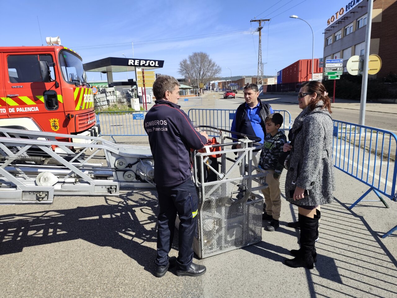 Familias visitan el Parque de Bomberos de Palencia durante una jornada de puertas abiertas