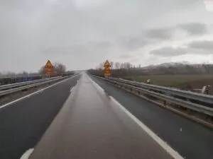 Autovía A-67 con señales de límite de velocidad a 100 km/h