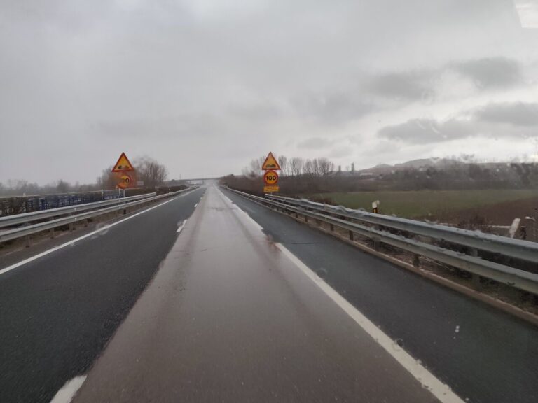 Autovía A-67 con señales de límite de velocidad a 100 km/h