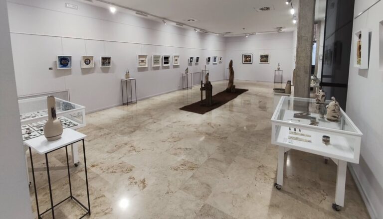 Sala de exposición con obras de ceramistas en la Biblioteca Pública