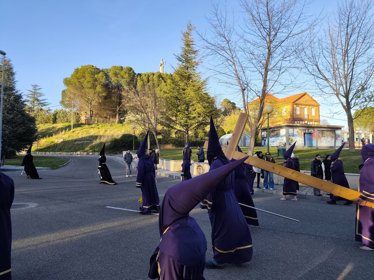 Cofrades en la procesión del Rosario del Dolor en Palencia