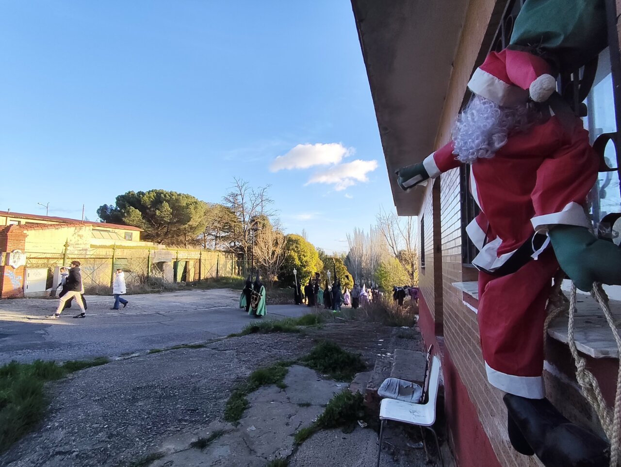 Personas caminando en la procesión del Rosario del Dolor en Palencia