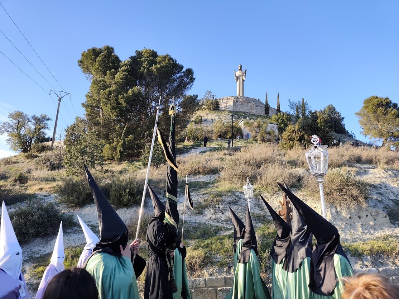 Procesión del Rosario del Dolor con cofrades en Palencia