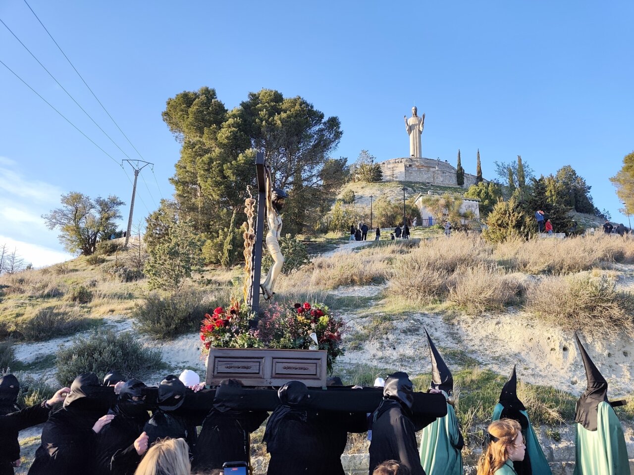 Procesión del Rosario del Dolor en Palencia con el Cristo del Otero al fondo