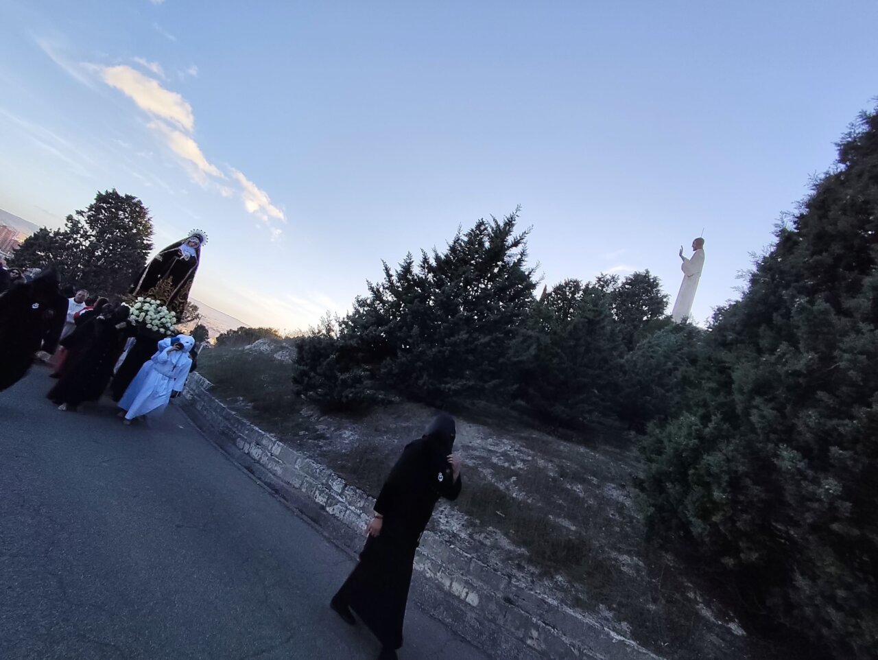 Procesión del Rosario del Dolor en Palencia con cofrades y la Virgen