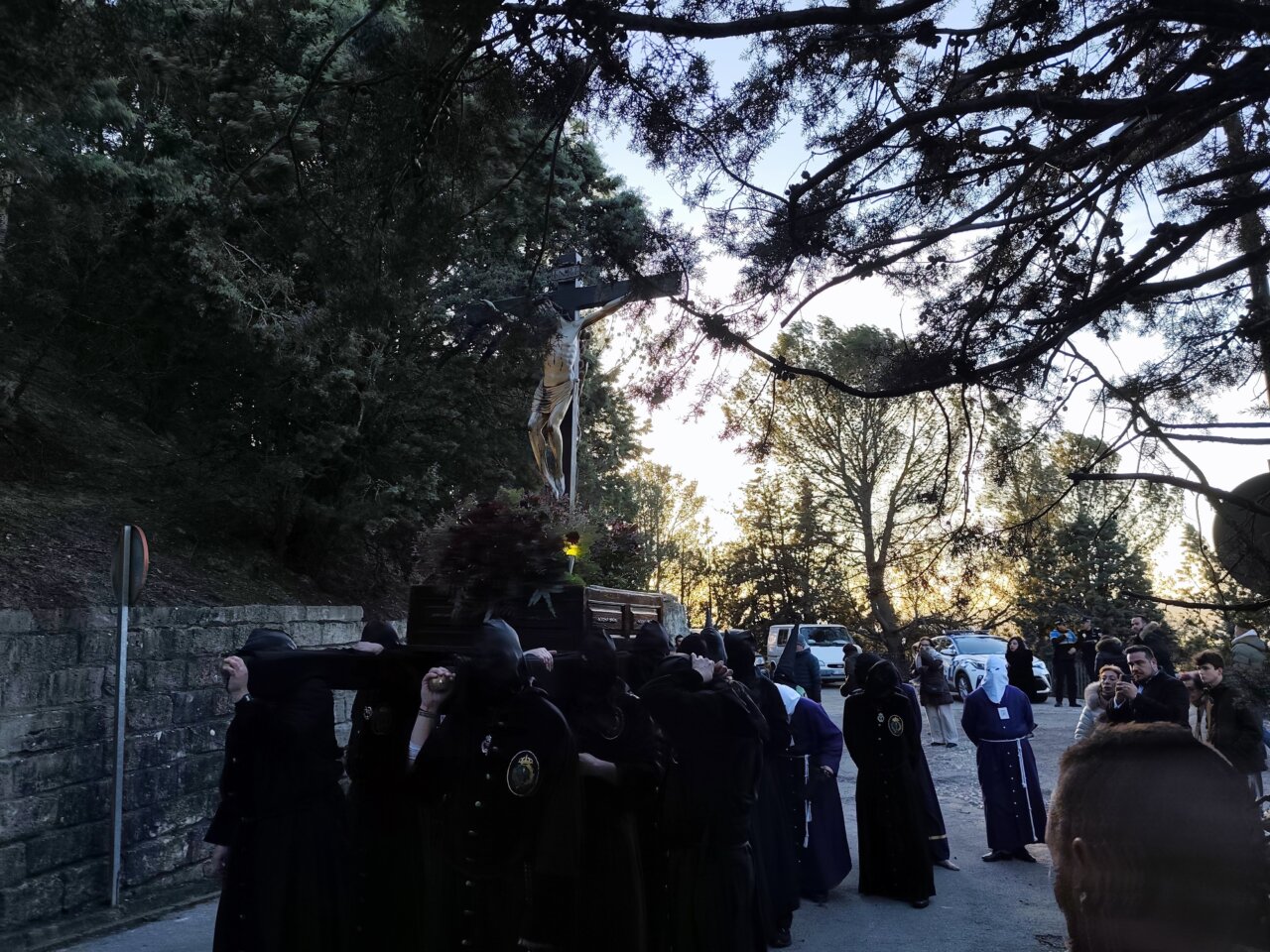 Procesión del Rosario del Dolor en Palencia con cofrades y Cristo del Otero