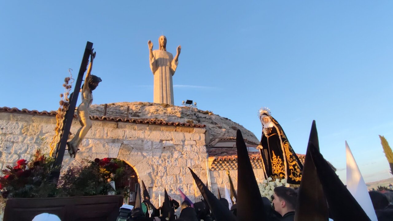 Procesión del Rosario del Dolor en Palencia con figuras religiosas