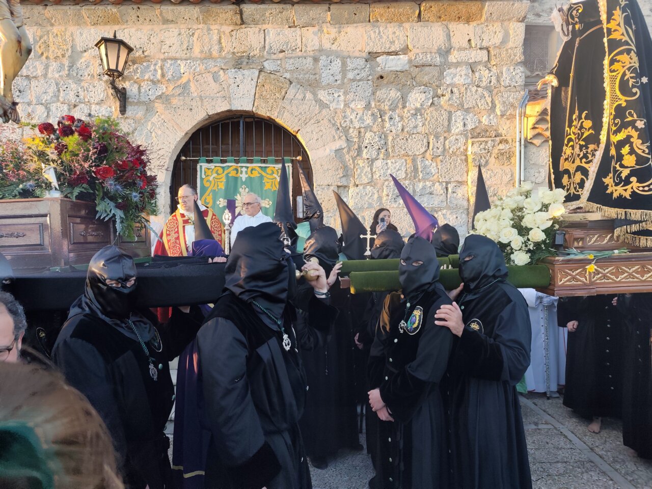 Participantes en la procesión del Rosario del Dolor en Palencia