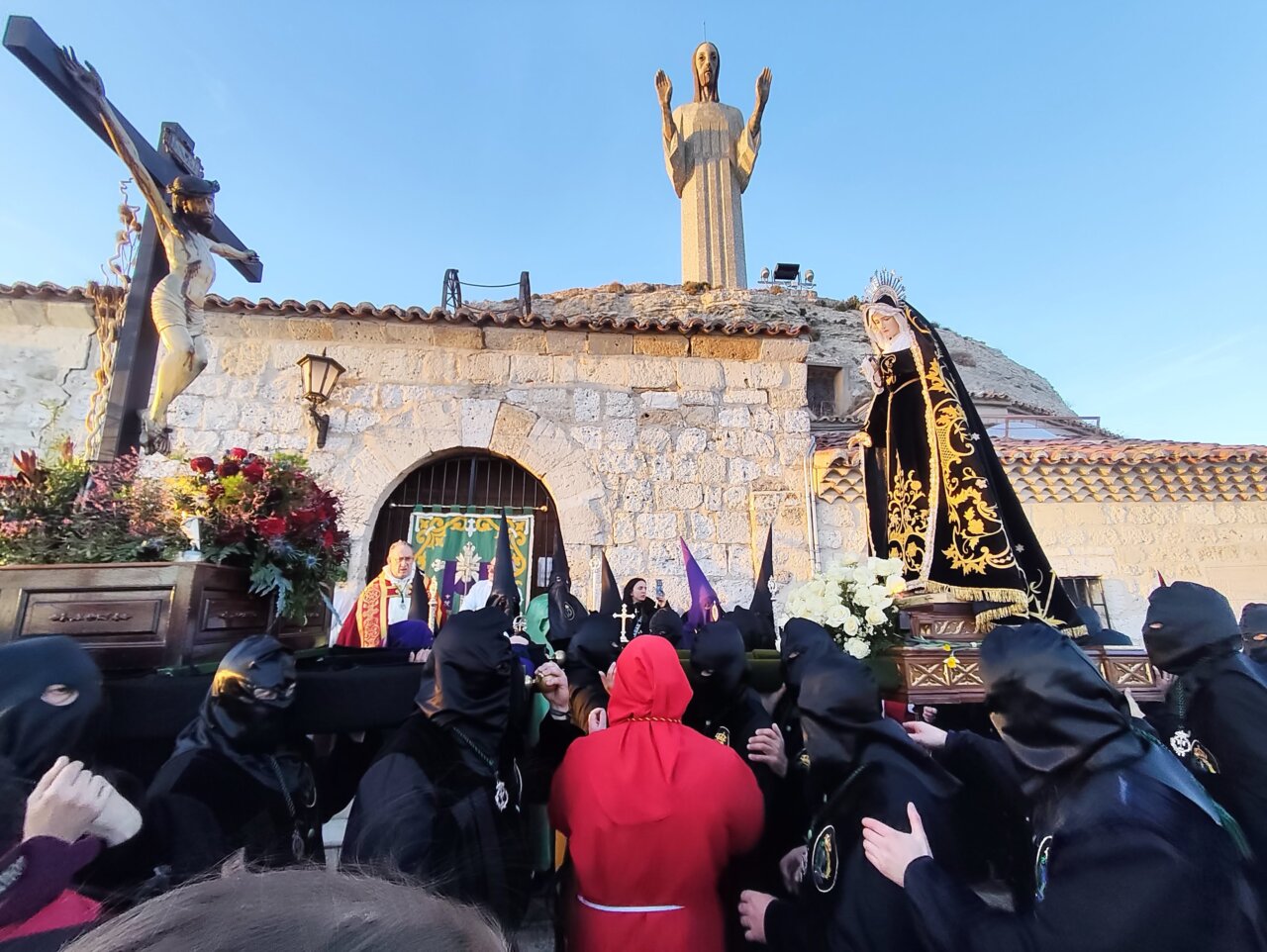 Procesión del Rosario del Dolor en Palencia con cofrades y figuras religiosas.