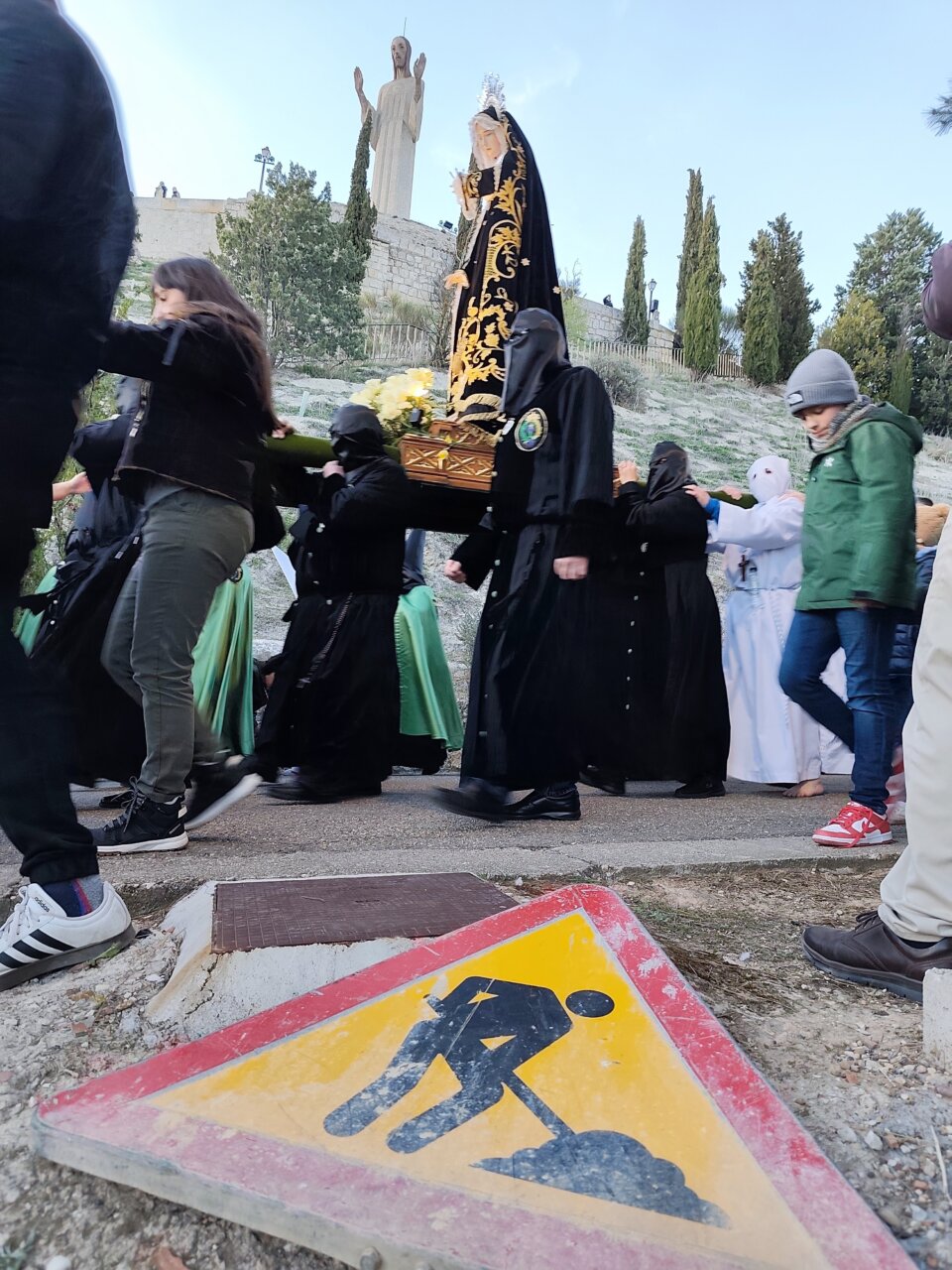 Procesión del Rosario del Dolor en Palencia con cofrades y figura religiosa